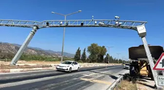 İncirliova'da Kamyonun Damperi PTS Direğine Sıkıştı