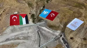 Ahlat'taki etkinlik alanında dev Türk ve Filistin bayrakları açıldı
