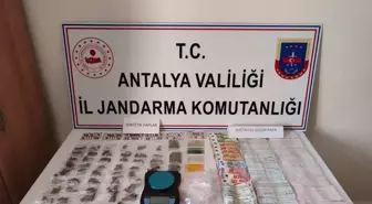 Antalya'da Eş Zamanlı Uyuşturucu Operasyonu: 6 Bin 250 Hap Ele Geçirildi