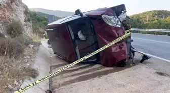 Antalya'da Kamyonet Ters Döndü: 6 Yaralı