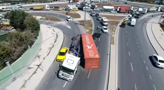 İstanbul'da Tırın Konteyneri Dönüş Yaparken Devrildi