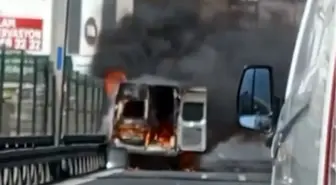 Avcılar'da Minibüste Yangın: D-100 Karayolu'nda Trafik Yoğunluğu