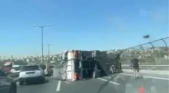 TEM Otoyolu'nda Geri Dönüşüm Kamyonu Devrildi