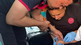 Batman'da Çocuğun Parmağına Sıkışan Cisim Çıkarıldı