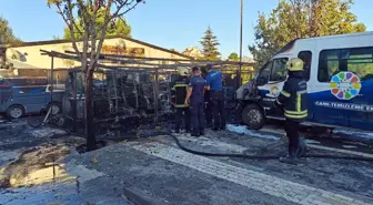 Belediyenin temizlik araçları yangında küle döndü