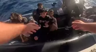 İzmir'de Düzensiz Göçmenleri Taşıyan Bot Batma Tehlikesi Geçirdi