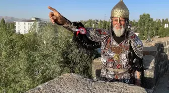 Savaş kıyafetini giydi, Malazgirt Kalesi'ni yeniden fethetti