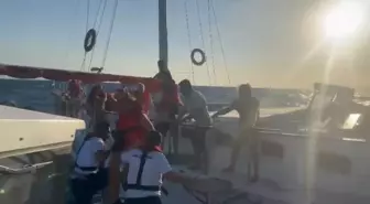 Milas'ta Su Alan Yelkenli Teknedeki 12 Kişi Kurtarıldı