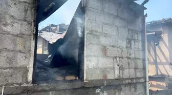 Rize Pazar'da Ev Yangını: Çatı Küle Döndü