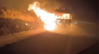 Şanlıurfa'da TIR Yangını: Otoyolda Ulaşım Tek Yönlü Sağlandı