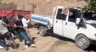 Uçurum Kenarındaki Kamyonet Kurtarıldı