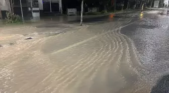 Sivas'ta Su Borusu Arızası Caddeyi Göle Döndürdü