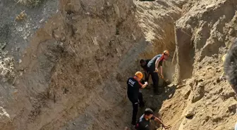 Kuyucak'ta Su Kanalı Kazarken Göçük Altında Kalan Çiftçi Hayatını Kaybetti