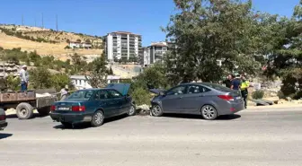 Adıyaman'da Kafa Kafaya Çarpışma: 2 Yaralı