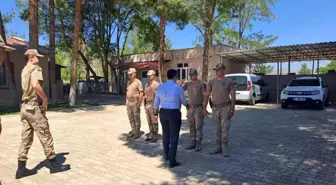 Dicle Kaymakamı Atış, şehit ailesi, asker ve vatandaşlarla buluştu