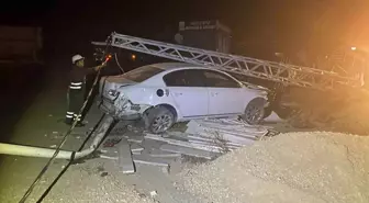 Osmaniye'de Kontrolden Çıkan Otomobil Elektrik Direğine Çarptı