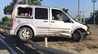Rize'de Hafif Ticari Araç Bariyerlere Çarptı: 2 Yaralı