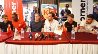Kayserispor Teknik Direktörü ve Futbolcular Taraftarla Buluştu