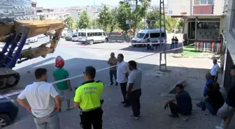 Küçükçekmece'de İş Makinesi TIR'dan Devrildi