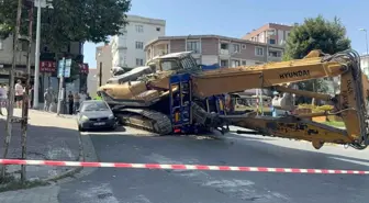 Küçükçekmece'de İş Makinesi Tırdan Düştü