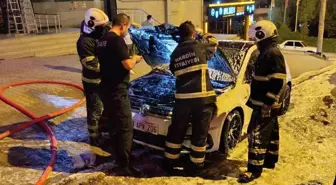 Mardin'de Seyir Halindeki Otomobil Alev Aldı