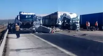 TAG Otoyolu'nda Tır Çarpışması: 2 Yaralı