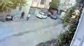 Avcılar'da Park Halindeki Araca Çarpıp Kaçan Sürücü Aranıyor