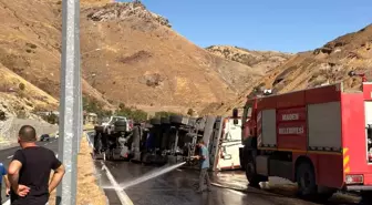 Elazığ'da Dondurulmuş Tavuk Yüklü TIR Devrildi, Kuyruk Oluştu
