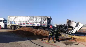 Gaziantep'te Arpa Yüklü TIR Yangın Çıkardı, Şoför Yaralandı