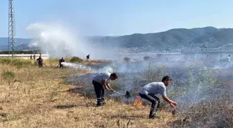 Kocaeli'nin Körfez İlçesinde Otluk Arazide Yangın Çıktı