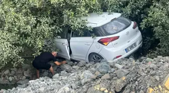Hatay'da Otomobil Bahçeye Uçtu, Sürücü Yaralandı