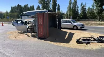 Sivas'ta Buğday Yüklü Traktör Kazaya Neden Oldu