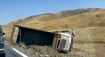 Muş'ta Hafriyat Kamyonu Şarampole Yuvarlandı, Sürücü Yaralandı