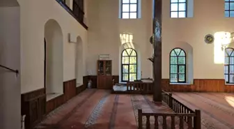 Balıkesir'de 6.1 Büyüklüğündeki Depremde Tarihi Cami Zarar Gördü