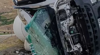 Sivas'ta Beton Mikseri Takla Attı: Sürücü Ağır Yaralandı