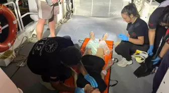 Antalya'da Düşerek Ayağını Kıran Kazazede Denizde Tahliye Edildi