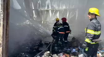 Bakü'de Alışveriş Merkezi Depo Yangını: 4 Kişi Dumandan Etkilenmiş