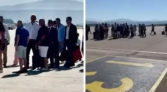 Bakan Ersoy, vatandaşlarla uçak sırası bekledi! İşte o anlar
