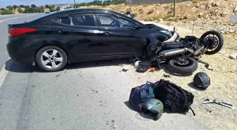 Kütahya'da Otomobil ile Motosiklet Çarpıştı: 1 Yaralı