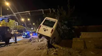 Iğdır'da Yolcu Minibüsü Ev Bahçe Duvarında Asılı Kaldı