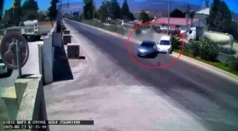 Hatay'da İki Otomobilin Çarpışma Anı Kamerada