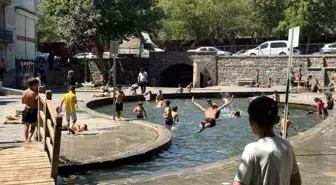 Diyarbakır'da 40 Derecede Çocuklar Süs Havuzunda Serinliyor