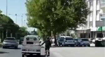 Elazığ'da Bisikletli Sürücünün Tehlikeli Yolculuğu Kamerada