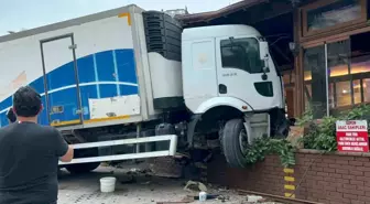 Hatay'da Fren Arızasıyla Kontrolden Çıkan Tır Kazası: Sürücü Hafif Yaralandı