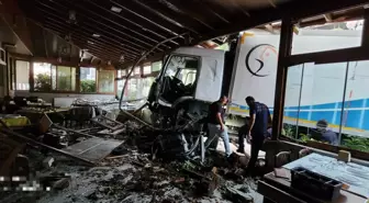 Freni Tutmayan Kamyon Restorana Girdi