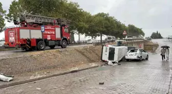 Samsun'da Minibüs Devrildi, Maddi Hasar Meydana Geldi