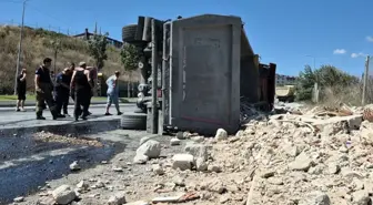 Sultangazi'de Hafriyat Yüklü Tır Devrildi