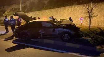 Zonguldak'ta Ters Yöne Giren Otomobil Kaza Yaptı