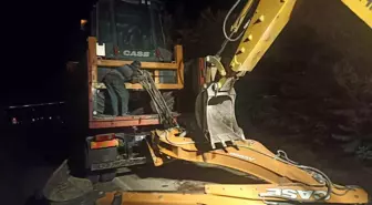 Nallıhan'da İş Makinesi Taşıyan Kamyon, Kömür Taşıma Bandına Çarptı