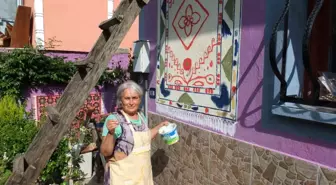 Gördesli Emine Ataman Koç, Halı Motiflerini Duvarlara Resmediyor